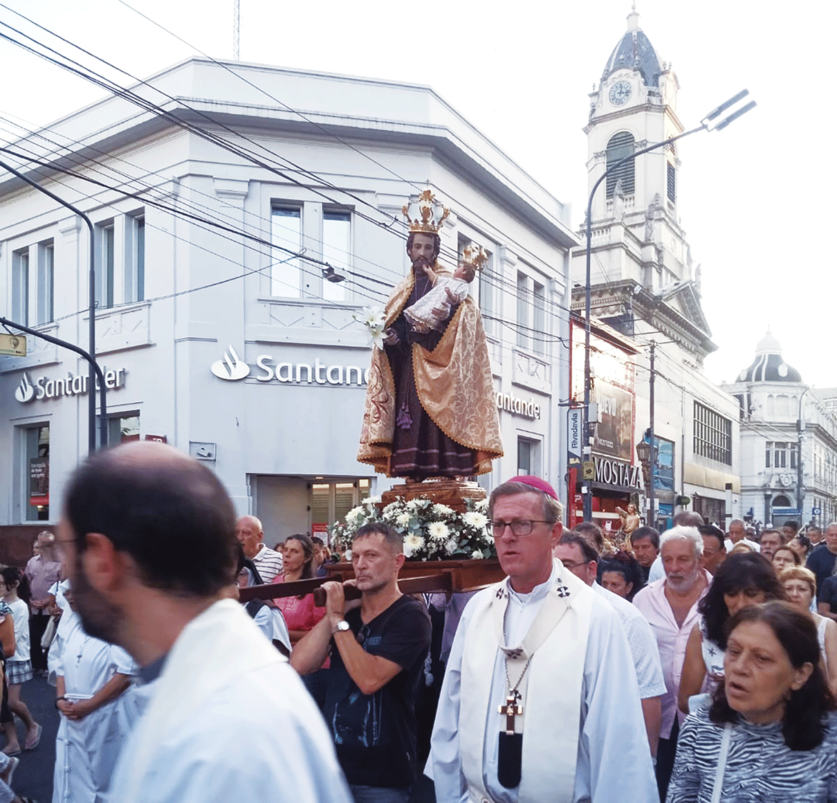 Descubrí la historia de San José de Flores. Conocé cómo la vara de nardos de la Basílica se convirtió en un símbolo mundial en el escudo del Papa Francisco.