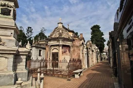 Un seminario de 4 encuentros para recorrer la arquitectura funeraria de Buenos Aires: Flores, Recoleta y Chacarita como espejos de la historia social y urbana de la ciudad.