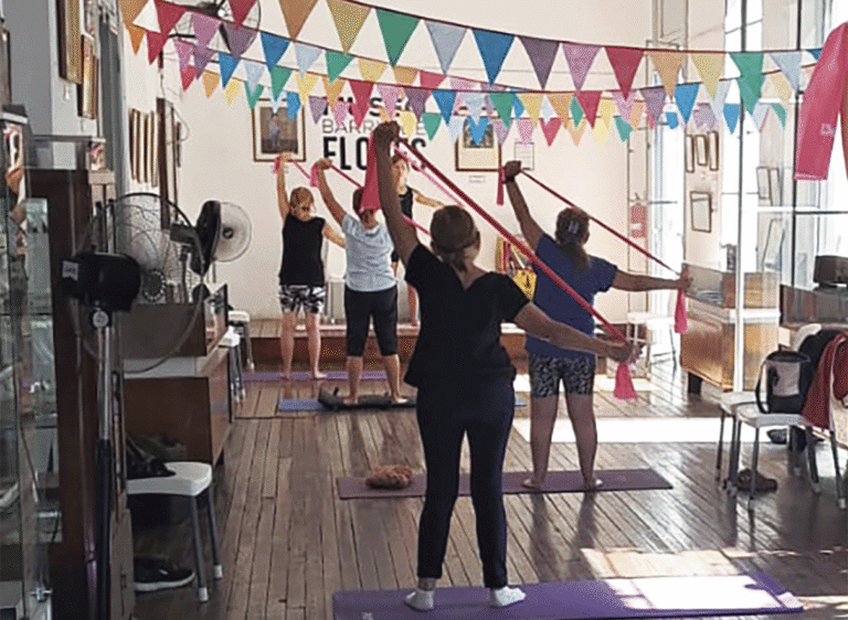 Tres clases para adultos mayores con distintos niveles de exigencia: gimnasia de bajo impacto, yoga y pilates en colchoneta. Vacantes limitadas en el Museo Barrio de Flores.
