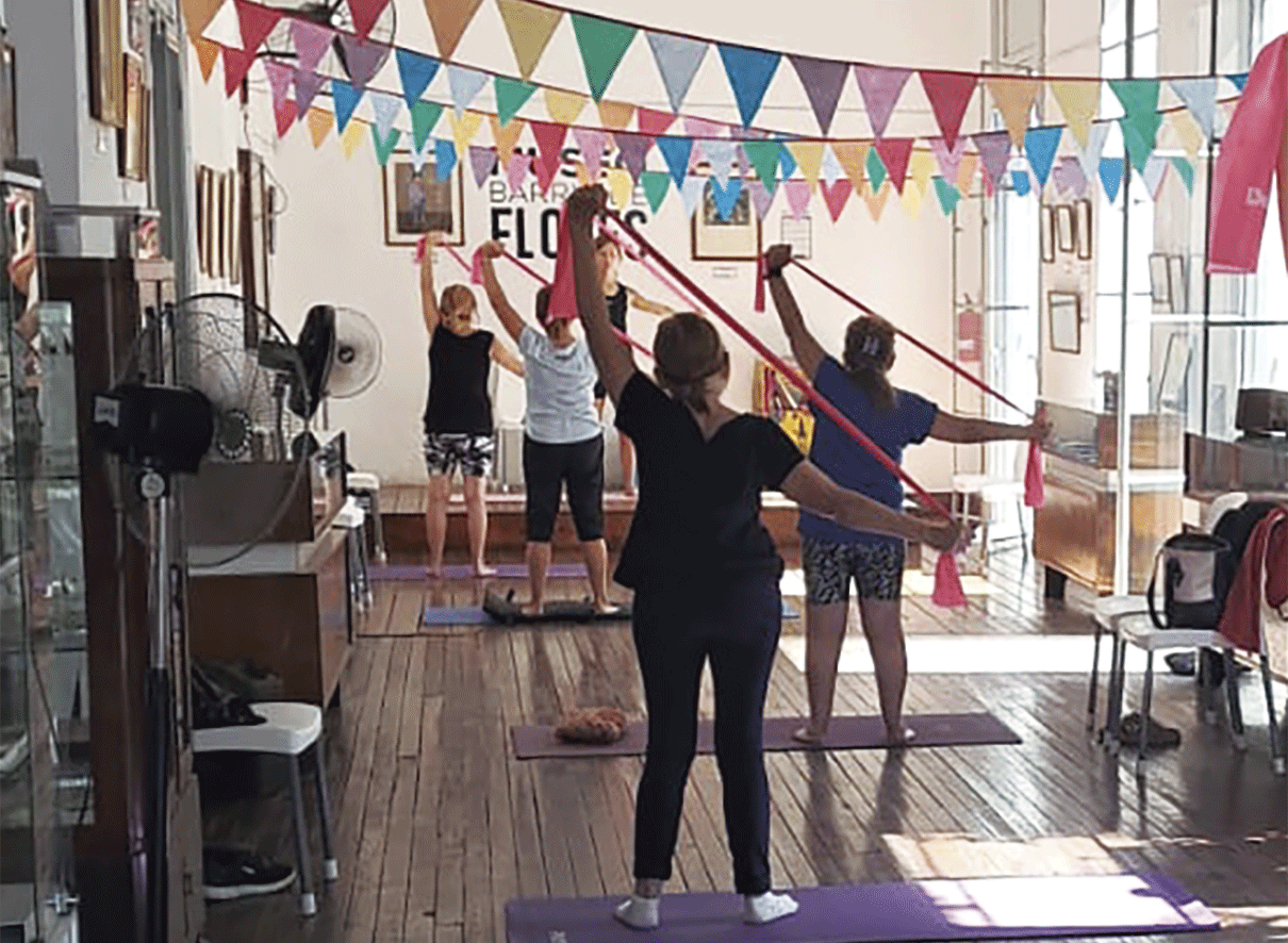 Tres clases para adultos mayores con distintos niveles de exigencia: gimnasia de bajo impacto, yoga y pilates en colchoneta. Vacantes limitadas en el Museo Barrio de Flores.